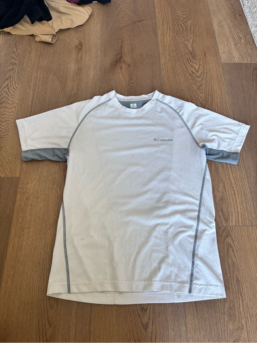 Columbia Men’s Light Gray Short Sleeve Performance Tee with Gray Accents